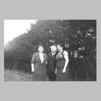 071-0027 Frau Metha Assmann zusammen mit dem Ehepaar Matschuck im Jahre 1943.jpg